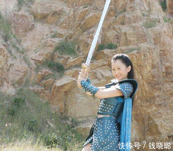 七仙女变身准备大战的时候很帅气，现在才发现穿的竟然是短裙靴子