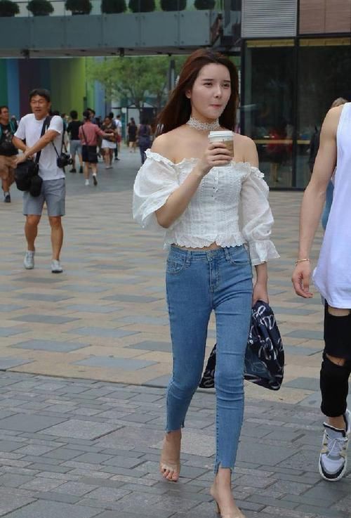 「线条美」凹凸有致小姐姐,牛仔裤穿出青春个性,尽显女性线条美!