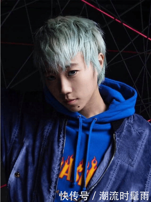 窦靖童这条裤子穿得好特别，王菲都不敢这样穿，网友：这叫时髦！