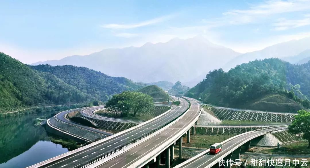  「高速」我国西部正打造的一条高速公路，串联重庆和陕西，耗资1
