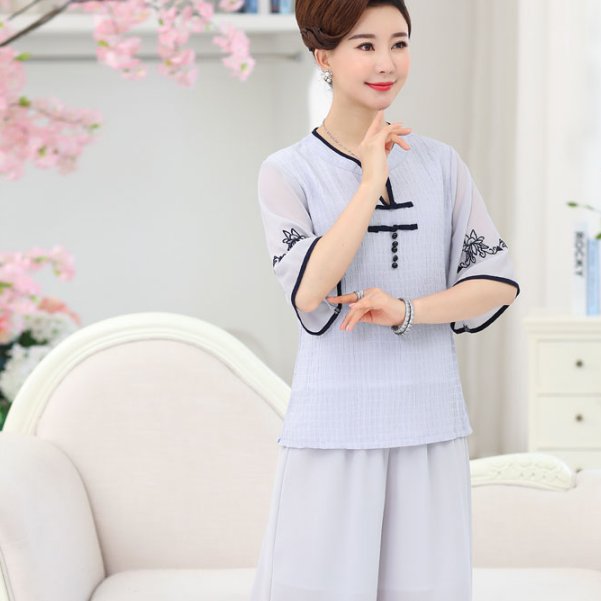 60岁婆婆穿得这款秋装太美了，超减龄，看上去像40岁