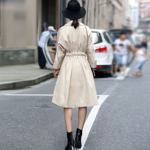 女人中秋若想倍有面，别穿裙!穿中长风衣+萝卜裤，美的无法无天