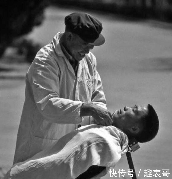 『美女』80年代老照片:穿着时尚的美女被围观,卖冰棍的场景看不到了