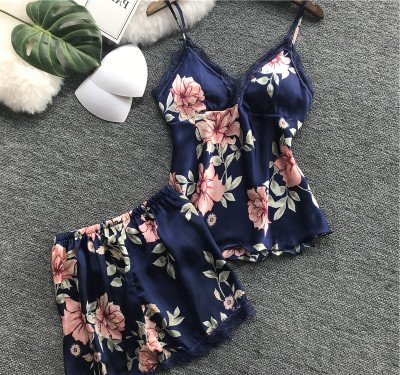 睡衣可以将就?不不不，夏季就该穿真丝睡衣，不仅舒适清凉还迷人