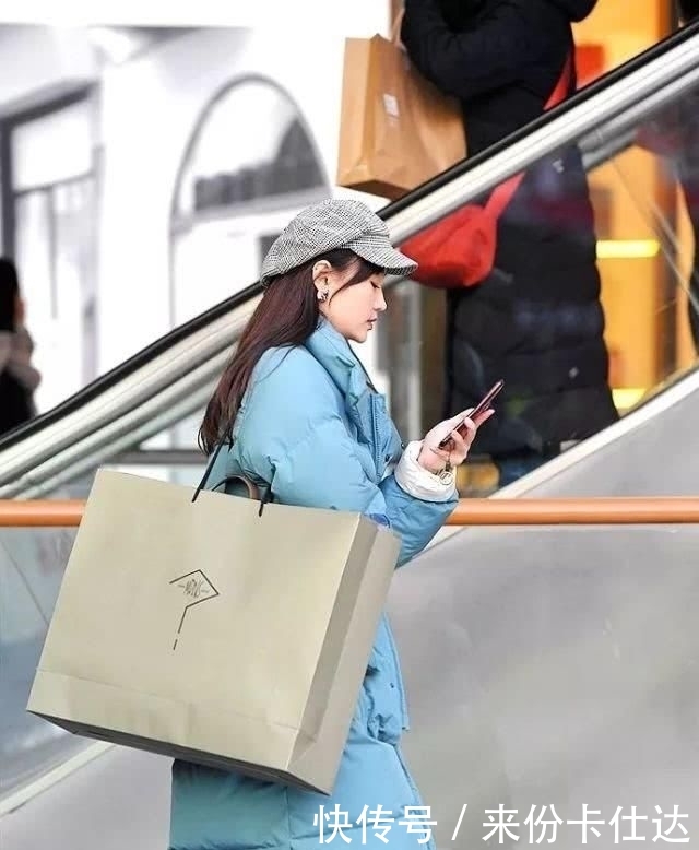 「羽绒大衣」长款羽绒服美女,不仅温暖,而且漂亮