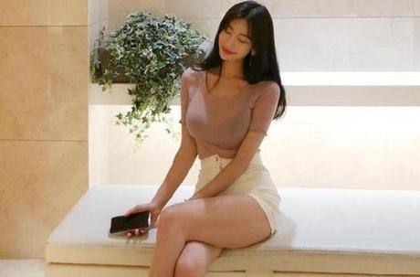 街拍：气质甜美的紧身小姐姐，显得特有女人味