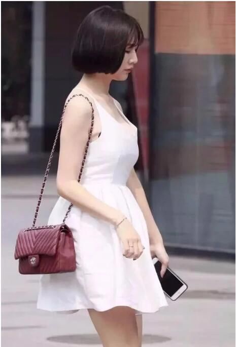 颜值美女吊带抹胸背心搭配牛仔裤，紧身勾勒出完美身材非常吸睛！