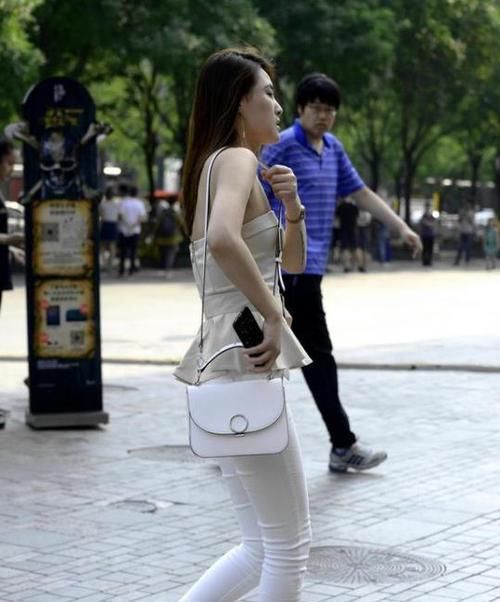  搭配■街拍：兰质蕙心的美女，一件白色上衣配灰色百褶裙，时尚靓丽气息