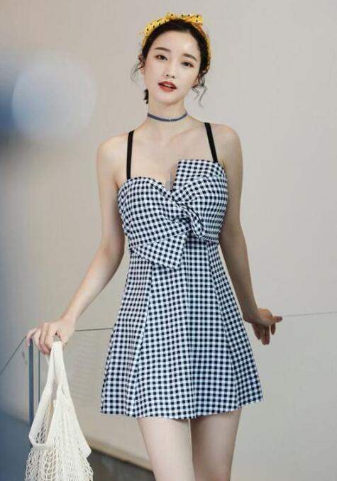 清新蓝格子泳衣美女, 温婉贤淑的气质透露着女人韵味, 楚楚动人!