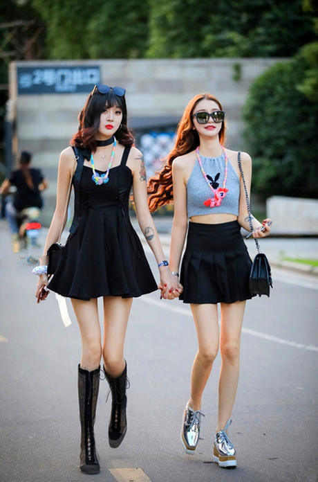 街拍：图1两位黑裙美女秀长腿，图5墨镜美女的上衣很是时髦