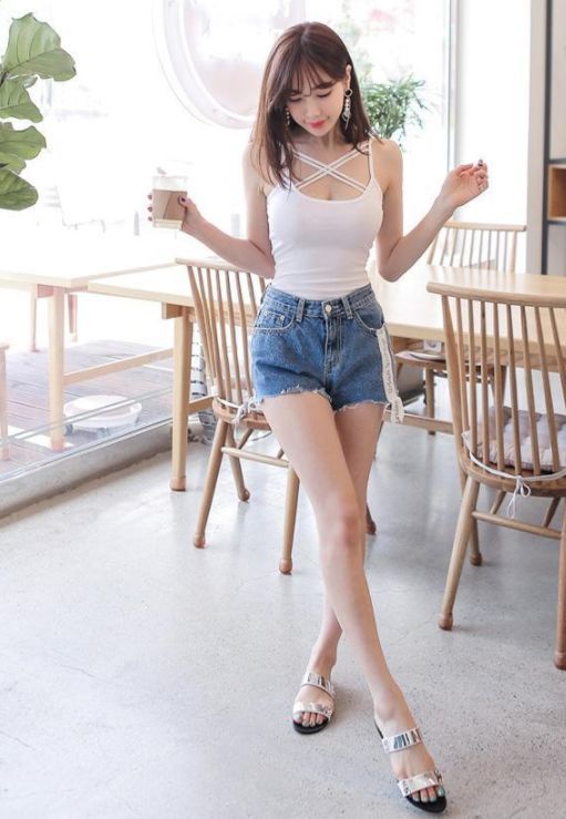 时尚甜美的牛仔裤美女，穿出高挑身姿，非常吸引眼球！