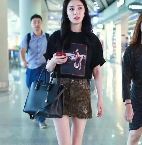 杨幂不走寻常路,裤子烂的很彻底!网友:真想帮你把下半截剪掉