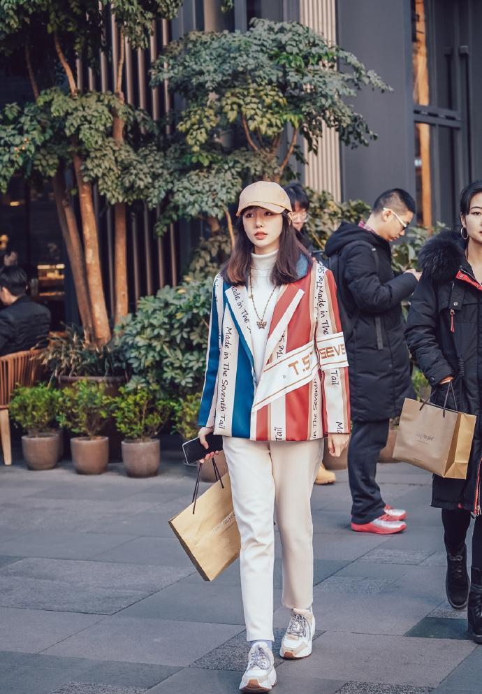 「 美女」靓丽穿搭,时尚可人!,街拍美女:身材高挑的小姐姐