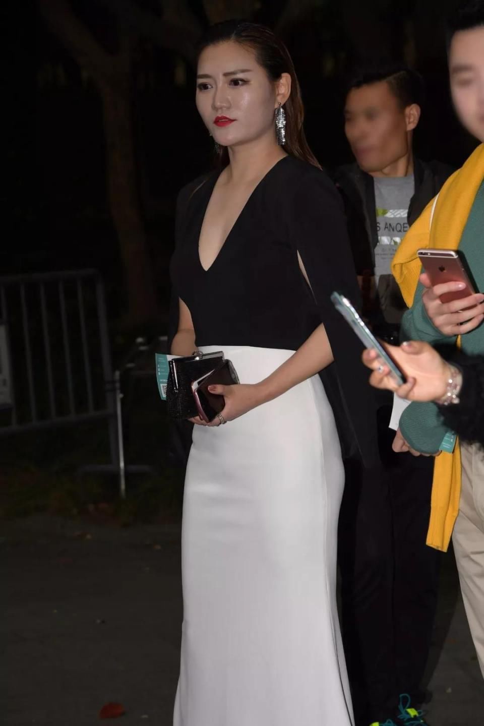 街拍：穿一袭白长裙，体态风韵，美臀的性感美女