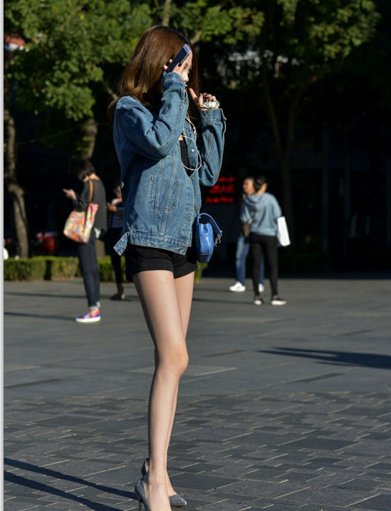 气质小姐姐穿着黑色短裤搭配银色高跟鞋，逆天的大腿腿很吸睛