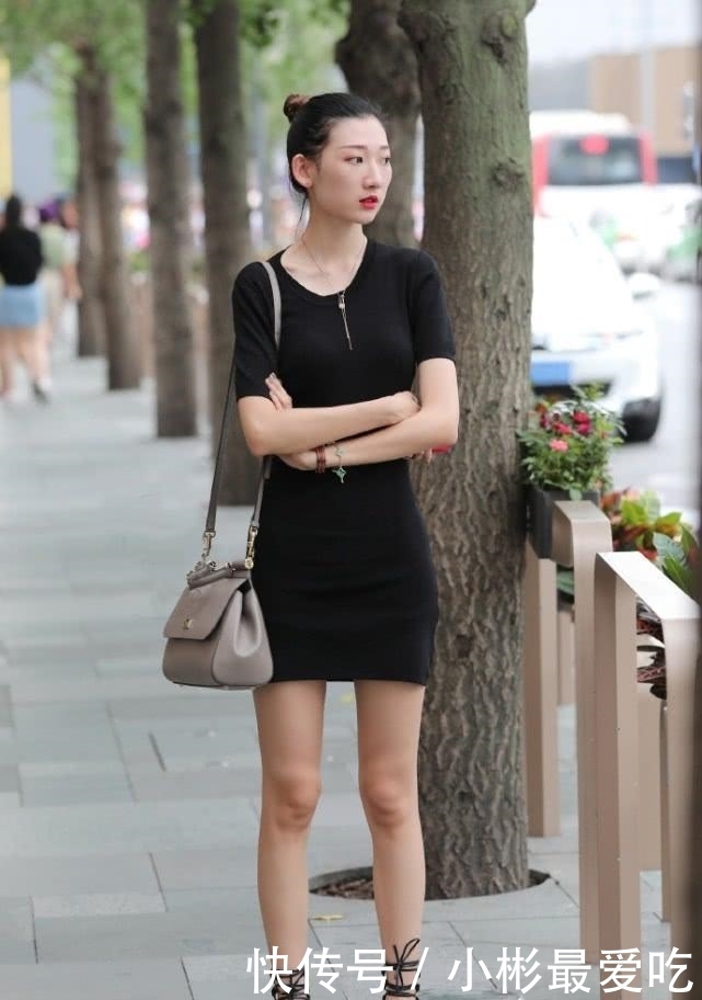  『连衣裙』街拍：穿着修身的吊带连衣裙，外搭波点元素的长袖衫，妥妥的女神范儿！