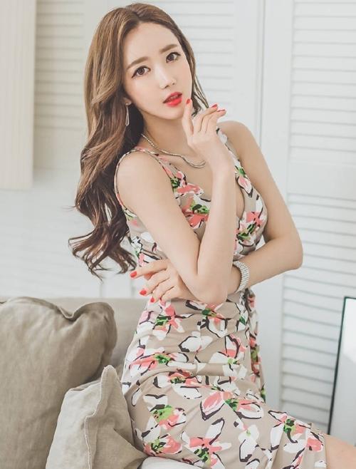 紧身裙美女：身材极佳的年轻女孩，休闲又不失潮流，真迷人！