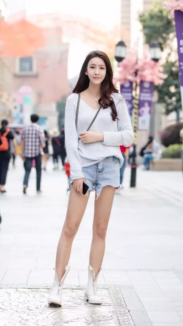 牛仔热裤小姐姐，纤细的腰肢，尽情展示高挑挺拔的身材！