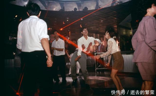  街头|90年代深圳老照片： 经济发展迅速, 街头随处可见大哥大和