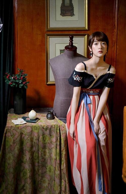 徐娇终于长大了，吊带裙性感又不失女人味，网友：美的冒泡