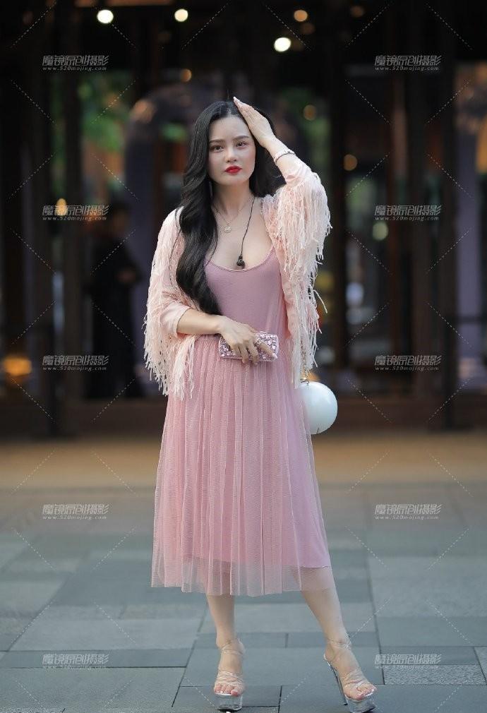  感觉|街拍：不知道小姐姐怎么想的，穿的鞋底像“砖头”，感觉不下10斤吧？