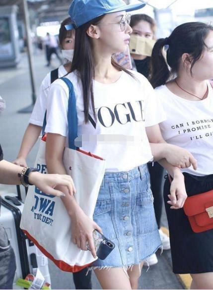 吴谨言拍摄照片太撩人，肉粉色的V领内衬，网友:傅恒哪里受得了