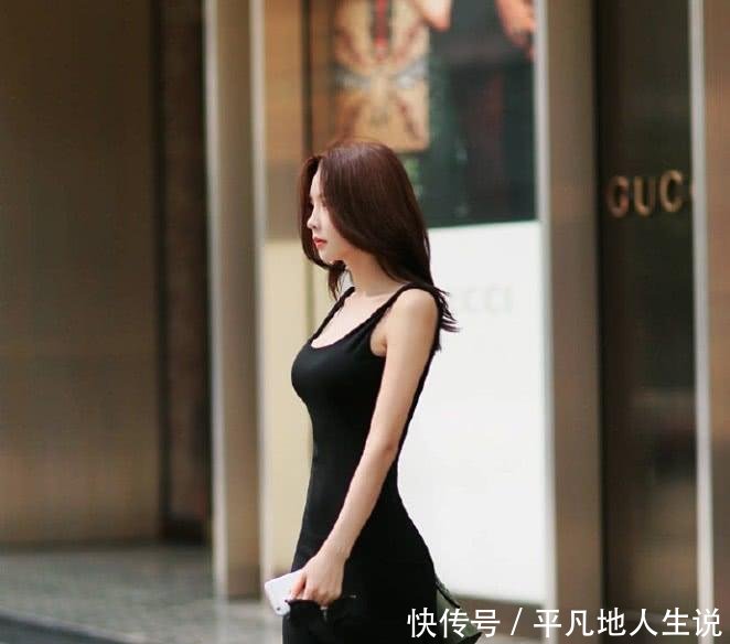 「 尽显」黑色装扮,尽显大气,街拍小姐姐妆容精致