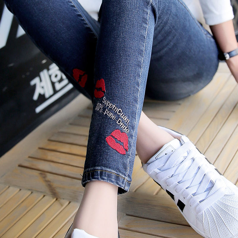 想看起来显腿瘦?就试试这几款小脚牛仔裤，瞬间变高挑小美女