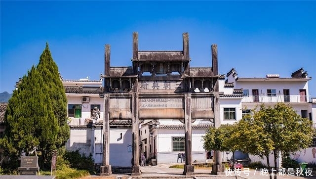 黄山牌坊最多的古村，老房子不多，一户民居建在北纬30°之上