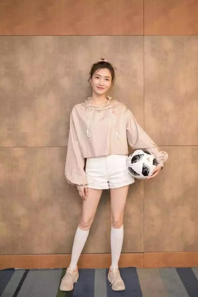 江疏影深V短裙露沟又秀长腿，亮片太多像炸毛，上半身像胖20斤