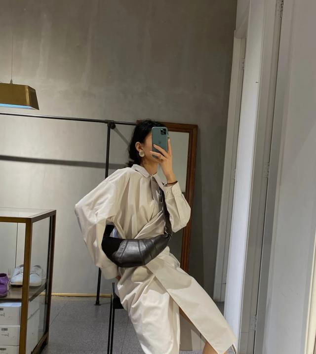  #气质#女人过了三十岁,尽量别穿迷你裙,换上及踝裙吧,更加优雅显气质