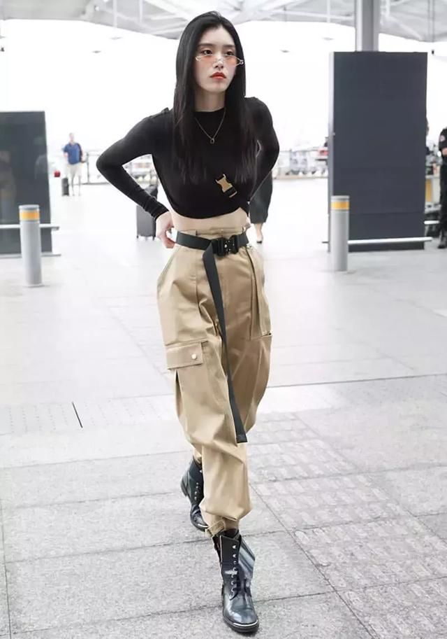 奚梦瑶亮相机场，吊带穿出“肚兜”的既视感，网友直呼不敢看