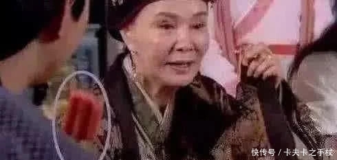 『镜头』史上最尬的穿帮镜头：海绵宝宝的手铐我忍了，李连杰身后那是谁？