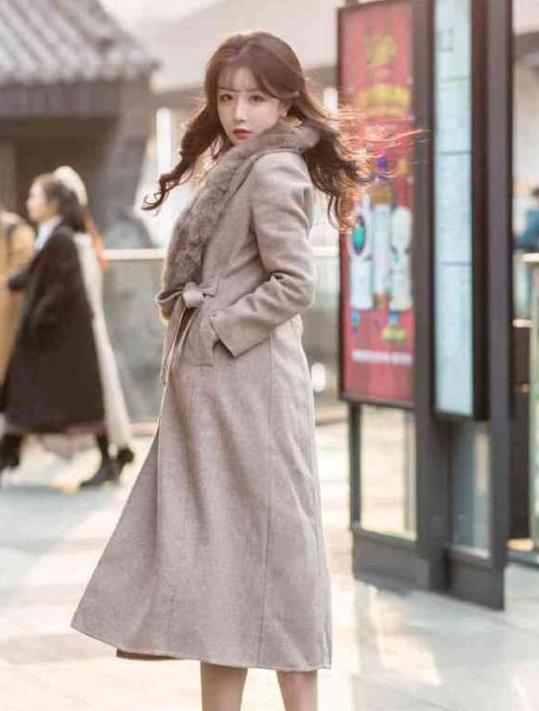  [俏丽]街拍：妍姿俏丽的美女，一件白色连衣裙外搭白色外套，时尚女神范