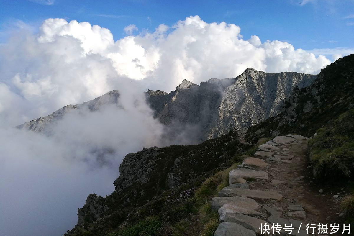 它是中国南北分界岭，更是长江黄河的分水岭，险峻的令人望而却步