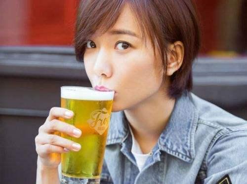 女生帅起来就没男生什么事了,周冬雨短发纯净,短发意外好看的是她