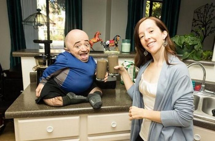 美女不顾家人反对嫁给85厘米侏儒男，称丈夫会疼人，两人是真爱!