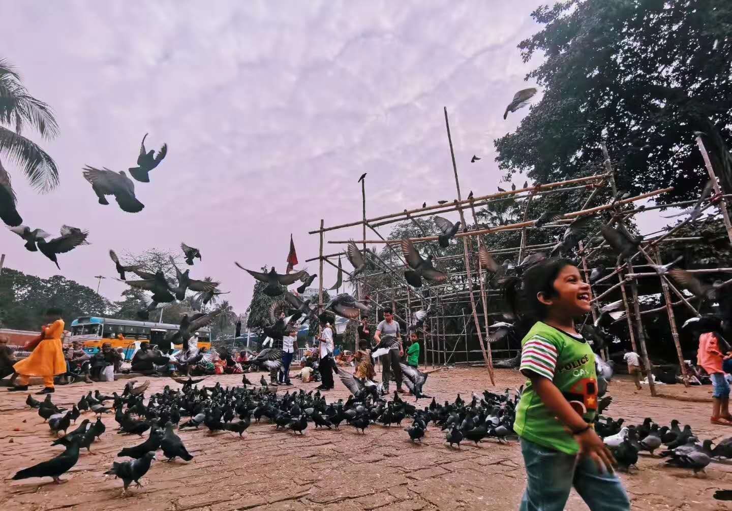 实拍印度第3大城市的街景,曾为英属印度首都,不如国内5线城市