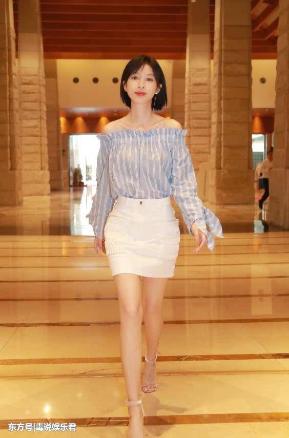 张俪真会玩，走秀还要用白色蕾丝配红鞋，搭配起来却意外地好看!