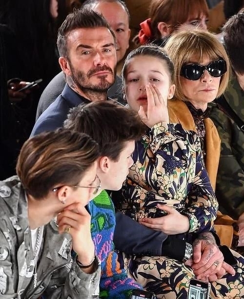 时装周：贝克汉姆携儿女亮相时装周，8岁小七穿印花裙，坐爸腿上成团宠