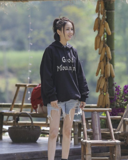 佟丽娅太穷了?穿双满是洞洞的袜子,裤子也破烂到和没穿差不多!