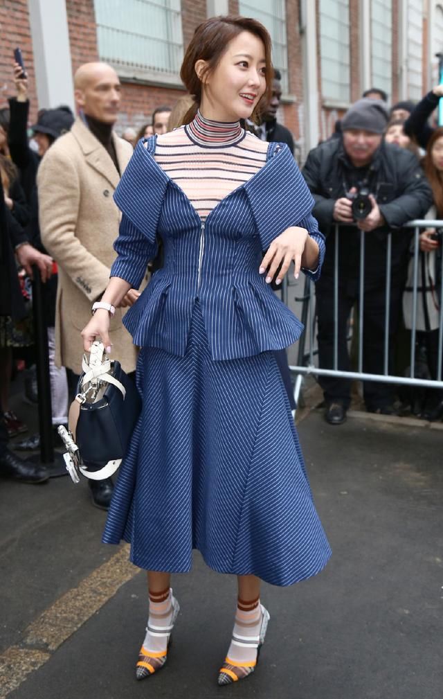 41岁金喜善太逆天?穿粉色衬衫搭配撞色长裙，少女感依旧在线