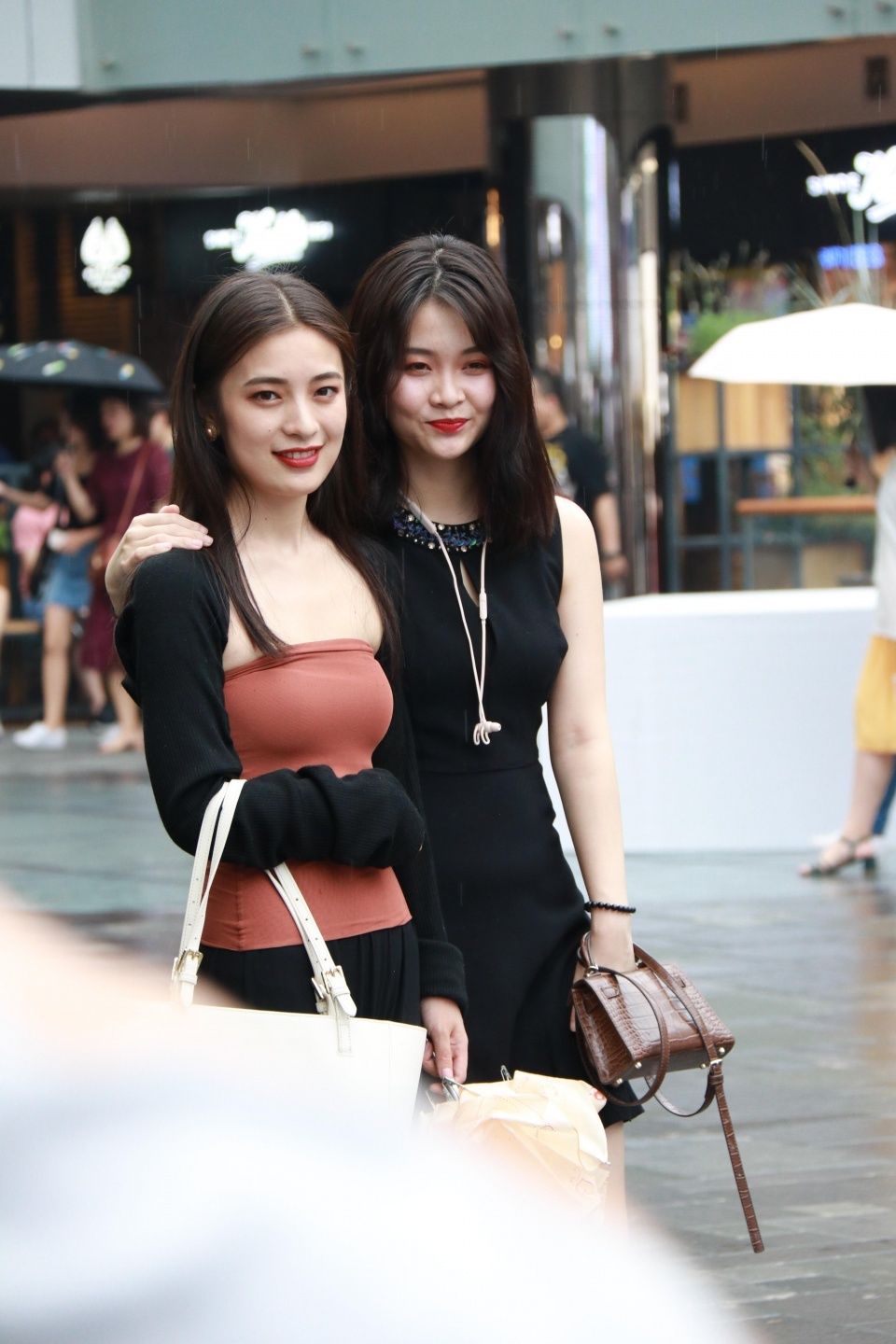 街拍美图 亮眼的简洁穿搭参考 图三的美女秀出的身材给满分不为过