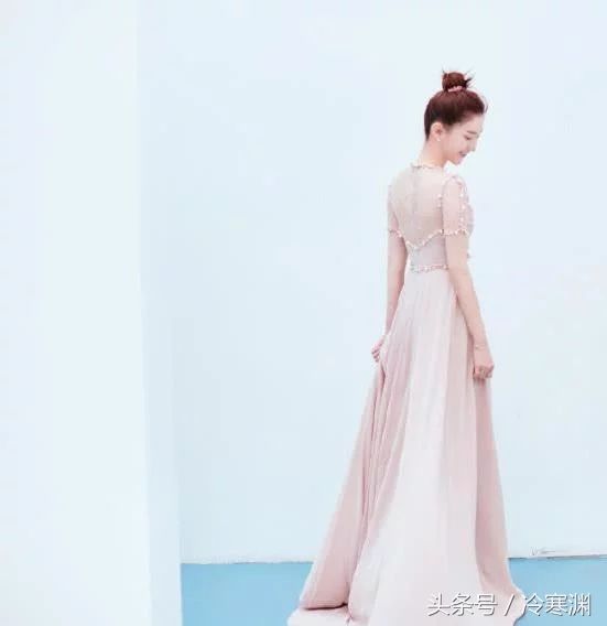 江疏影亮相活动，身穿水墨画连衣裙清新脱俗，网友:气质真好