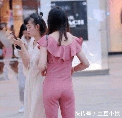 「 连体」身材真好!回头的一瞬间却让人傻眼,街拍:小姐姐穿粉红色连体裤