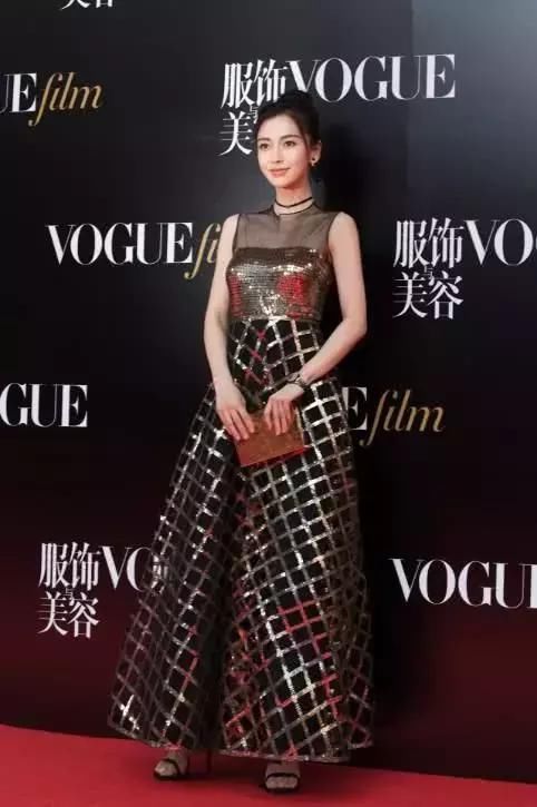 杨颖厉害了，一条薄纱裙就抢回“腿精”称号，却被鞋子抢镜了！