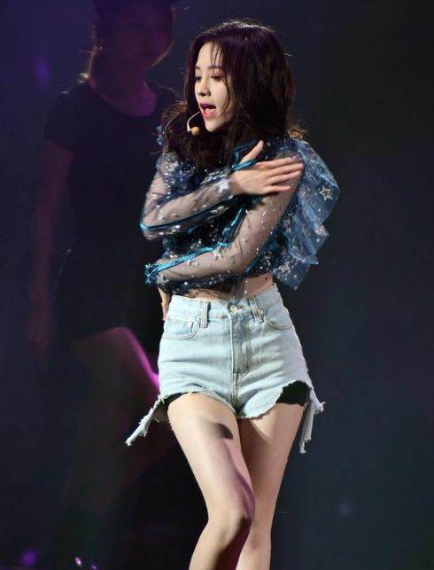 短裤短过头是什么感觉，鞠婧祎活脱脱像是个安全裤代言人！