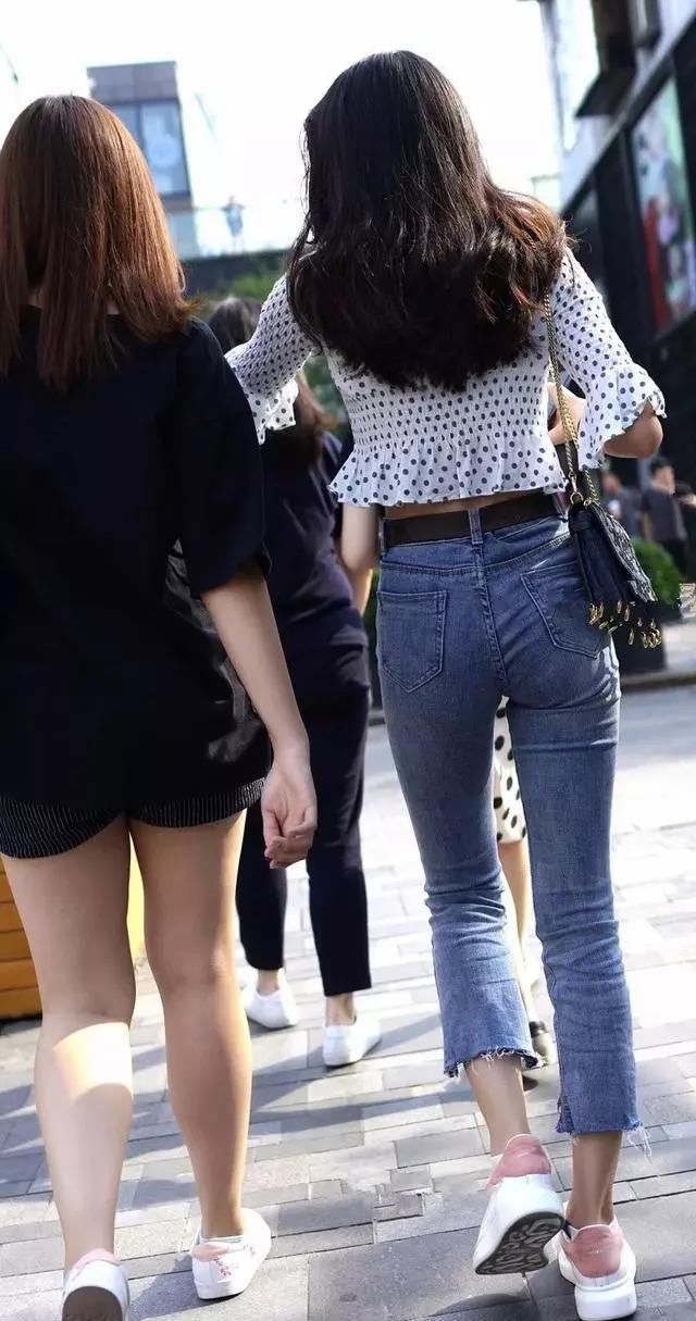 黑色斑点体恤搭配九分牛仔裤，文艺青年富有知性，这就是你的菜