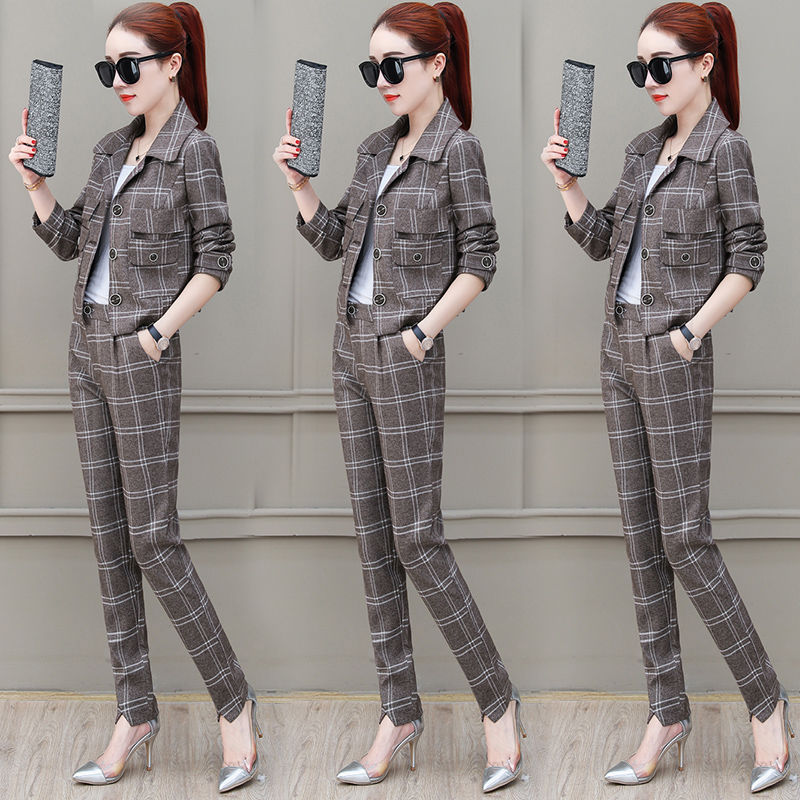 国庆出去玩，穿裙子不方便!新出的休闲套装+小白鞋，到哪都洋气