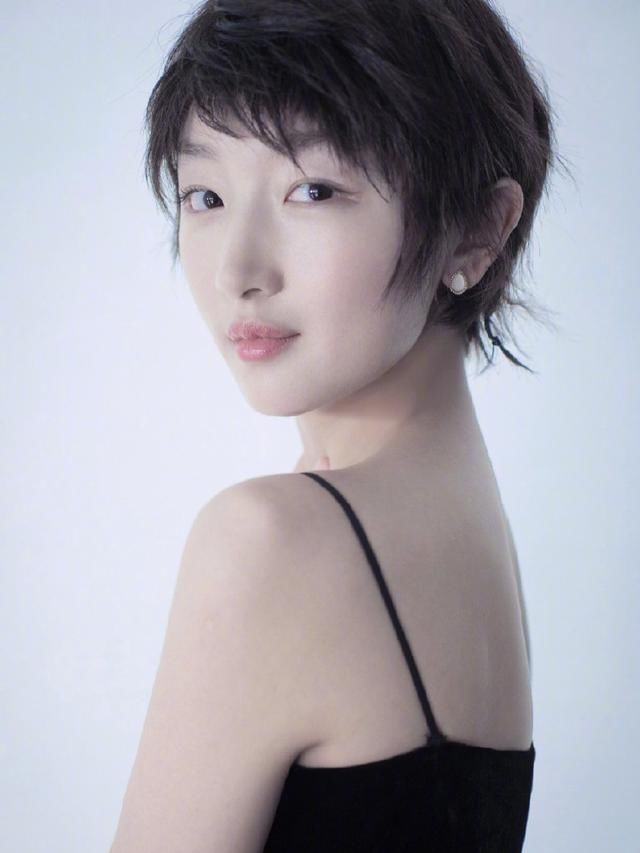 周冬雨换新发型？穿吊带裙白到发光，网友：学窦靖童？